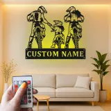 Décoration murale en métal personnalisée pour la famille Motocross avec rétroéclairage LED - Cadeau personnalisé pour les passionnés de moto tout terrain, décoration de garage ou de salle de jeux