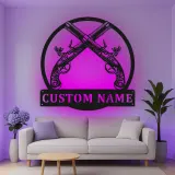 Décoration murale en métal personnalisée avec pistolets croisés et rétroéclairage LED - Cadeau pour les passionnés d'armes, décoration de cave à vin