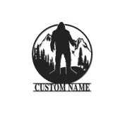 Insegna in metallo personalizzata Bigfoot Mountain Scene con luce LED regalo unico per appassionati di outdoor decor per cabine o lodge