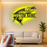 Insegna in metallo personalizzata con pesce e LED | Arte con nome del pescatore su misura | Arredo moderno rustico per casa al lago, baita e man cave