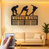 Individuelle LED Metall-Wandkunst für Eisschnelllauf | Personalisierte Silhouette eines Eiskunstläufers & Medaillenhalter | Geschenk für Sportler