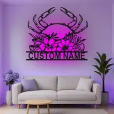 Personalisierte Krabbe mit Blumenmotiv – LED-Metall-Wandkunst, Küstengeschenk für Strandhaus-Deko