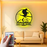 Insegna LED in metallo personalizzata per sciatore | Arte murale di montagna su misura | Arredo e regalo per baita e sci freestyle