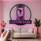 Insegna LED con Clessidra Personalizzata | Arte Murale in Metallo Personalizzata per Ufficio e Studio | Decorazione Retro con Timer di Sabbia