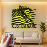 Personalisierte Skifahrer mit amerikanischer Flagge LED-beleuchtetes Metallschild Geschenk für Ski-Enthusiasten Man Cave Dekor