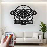 Luna Moth LED Metallschild | Personalisierte Wandkunst | Himmlisches Mond-Dekor für Salon, Studio & Boho-Interieur