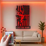Arte murale LED in metallo con Pastore Tedesco | Insegna personalizzata con nome del cane | Decorazione patriottica con bandiera americana per casa o ufficio