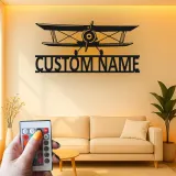 Personalisierte Biplan LED Licht Metall-Wandkunst – Geschenk für Piloten, Hangar oder Büro Dekor
