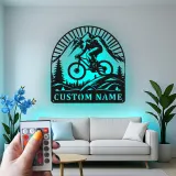 Arte in Metallo Mountain Biker | Insegna Nome Personalizzata con Luci LED | Regalo Personalizzato per Amanti dell'Avventura nel Ciclismo in Discesa