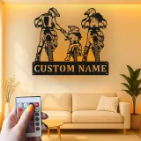 Décoration murale en métal personnalisée pour la famille Motocross avec rétroéclairage LED - Cadeau personnalisé pour les passionnés de moto tout terrain, décoration de garage ou de salle de jeux