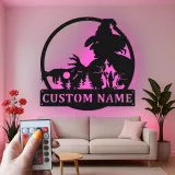 Cartel de metal personalizado con escena de bosque de brujas y luz LED Regalo único de Halloween Decoración espeluznante para el hogar