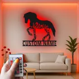 Individuelle Pferde LED Metall-Wandkunst | Personalisierte Reiterschild mit Blumen | Stall- & Ranch-Dekor Geschenk