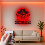Insegna in metallo LED Teschio Pirata | Insegna da parete con nome personalizzato per Man Cave | Decorazione nautica personalizzata | Spade incrociate luminose