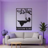 Letrero LED personalizado de niña en columpio | Decoración mural de metal con nombre a medida | Regalo para guardería y cuarto de juegos