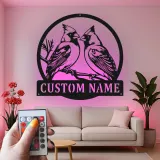 Insegna in metallo personalizzata con coppia di cardinali e luce LED - Regalo per amanti degli uccelli - Decorazione per soggiorno e natura 1