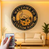 Individuelles Flamingo LED Schild | Personalisierte Metall Wandkunst | Tropische Hibiskus Willkommensdekoration für Terrasse & Außenbereich | Einweihungsgeschenk Idee