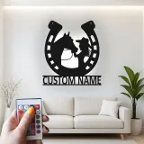 Insegna LED Cavallo e Ragazza Personalizzata | Arte da Parete in Metallo a Forma di Ferradura | Decorazione Equestre per Stanza del Cavaliere | Regalo per Amante dei Cavalli