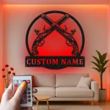 Décoration murale en métal personnalisée avec pistolets croisés et rétroéclairage LED - Cadeau pour les passionnés d'armes, décoration de cave à vin