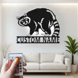 Insegna in Metallo Personalizzata con Procione e LED | Arte Murale Faunistica Personalizzata | Regalo per Amanti della Natura per Decorazioni di Cabin e Lodge