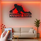 Personalisierte LED-Metall-Wandkunst mit Curling-Spieler – Sportgeschenk für Curling-Fans, Deko fürs Spielzimmer