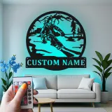 Personalisierte LED Metall-Wandkunst mit Skifahrer | Individuelles Ski-Hütten-Schild | Geschenk für Wintersportler | Alpen-Cabin-Dekor