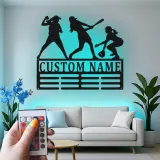 Panneau personnalisé de nom de softball avec LED | Support de médaille en métal sur mesure | Cadeau pour joueur | Décoration de chambre pour filles