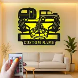 Personalisierte LED-Metall-Wandkunst mit Camping-Szene – Geschenk für Wohnmobilfahrer, Outdoor-Terrassendeko