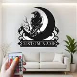 Gothic Raven Metallschild | Personalisierte Krähen LED-Wandkunst | Individuelle Hexen-Dekoration für Ihr Zuhause | Spooky Mond-Schild