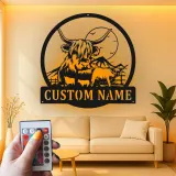 Insegna in metallo LED Highland Cow personalizzata | Arte da ranch personalizzata | Decorazione moderna per la casa per regalo di famiglia