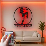 Insegna LED per fighter Muay Thai donna | Arte murale in metallo su misura | Decorazione personalizzata per kickboxing e regalo arti marziali