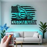 Décoration métallique LED personnalisée d’excavatrice | Panneau prénom avec drapeau américain | Déco d’engin lourd pour garage | Cadeau pour conducteur d’engins