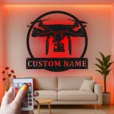 Personalisierte LED-Metall-Wandkunst mit Drohnenmotiv – Geschenk für Drohnenfans, Büro- oder Studio-Deko 1