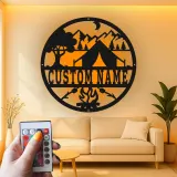 Insegna in metallo personalizzata con scena di campeggio e LED per decorare cabine o RV