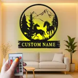 Insegna in metallo personalizzata con LED per cavallo | Arte murale per ranch personalizzata | Decorazione montana con cavalli in corsa per cabin e casa