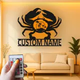 Personalisierte Krabben-Strandszene LED-Wandkunst aus Metall – Küstengeschenk für Strandliebhaber, nautische Wohn-Deko