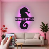 Insegna in metallo personalizzata con cavalluccio marino | Arte murale retroilluminata LED | Decorazione nautica personalizzata per casa al mare | Regalo per amanti dell'oceano