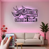 Personalisierter Tattoo-Studio-Schild | Handgefertigte Schwalbe Metall-Wandkunst mit LED | Vintage Tattoo-Künstler Geschenk | Retro Salon-Dekor