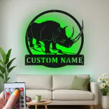 Arte Murale in Metallo LED con Rinoceronte Personalizzato | Insegna Safari con Nome per Soggiorno | Decorazione Faunistica Retroilluminata per Ufficio e Amanti degli Animali