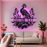 Arte murale in metallo con pavone | Insegna personalizzata con nome e luce LED | Arredo elegante per ingresso | Regalo con silhouette floreale