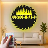 Enseigne en métal scie circulaire personnalisée | Décoration murale forêt de pins | Déco rustique pour chalet et cadeau d’atelier de menuisier | Compatible éclairage LED