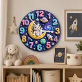Astronauten-Katze Galaxie Wanduhr für das Kinderzimmer | Weltraum Dekoration, Verspielt Holz Geschenk zur Babyparty oder Geburtstag (34,5 cm)
