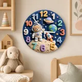 Astronauten-Teddybär Wanduhr für das Kinderzimmer | Weltraum Dekoration, Galaxie Planeten Themen Geschenk für das Babyzimmer (34,5 cm)