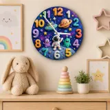Reloj de pared infantil de espacio exterior juguetón | Decoración de guardería de astronauta alienígena, regalo de cumpleaños para niños (34.5 cm)