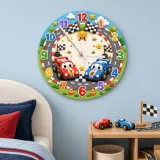 Reloj de pared infantil de pista de coches de carreras | Adorables coches azules y rojos, decoración de guardería, arte de pared para el dormitorio de un niño, regalo de cumpleaños (34.5 cm)