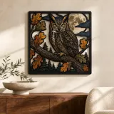Großer Horned Owl mit Eichenblättern und Mond - Buntes Metallschild