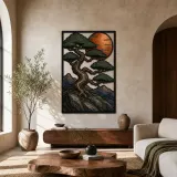 Insegna in metallo colorata con pino bonsai su scogliera montana al tramonto