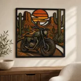 Scrambler-Motorrad auf Wüstenstraße im Sonnenuntergang - Buntes Metallschild