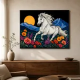 Weißes Pferd, das durch Berg-Wildblumen läuft Farbige Metall-Wandkunst