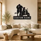 Décoration murale en métal personnalisée pour famille avec jeune pilote sur scooter