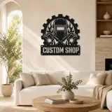 Décoration murale en métal personnalisée de casque de soudeur avec des torches croisées